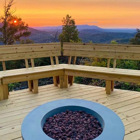 Upscale Gatlinburg Cabin Deck, Fire Pit And Hot Tub Exterior photo