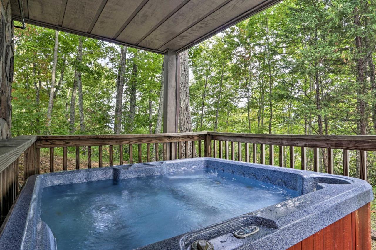 Upscale Gatlinburg Cabin Deck, Fire Pit And Hot Tub Exterior photo
