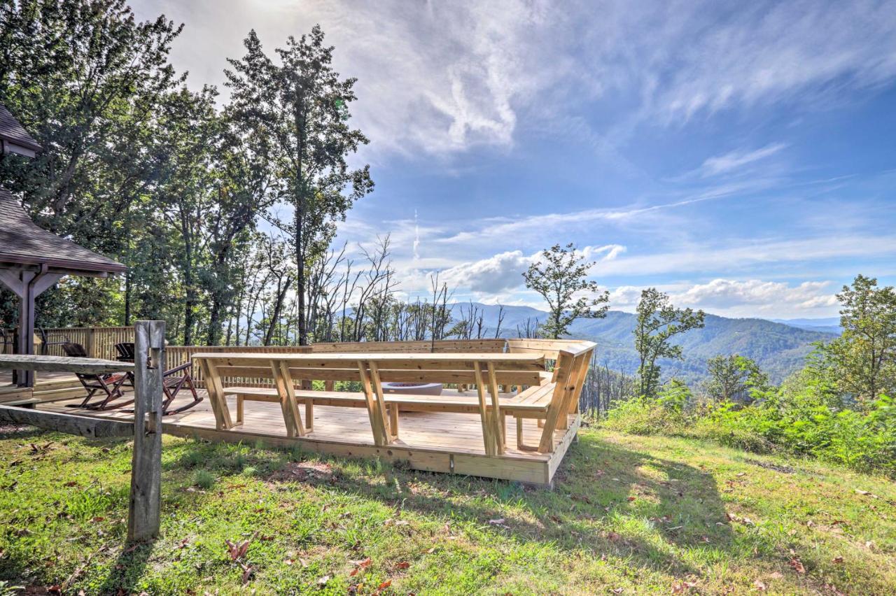 Upscale Gatlinburg Cabin Deck, Fire Pit And Hot Tub Exterior photo